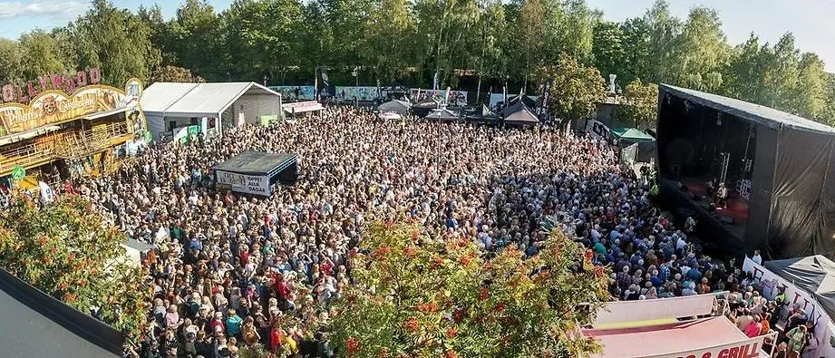 Flygbild över festivalområdet med ett folkhav vid scenen.