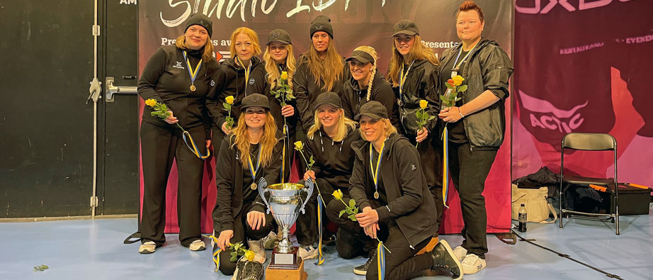 Falun Ravens damer med pokal och medaljer står uppradade.