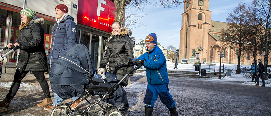 Bild med människor som flanerar på stan i Falun.